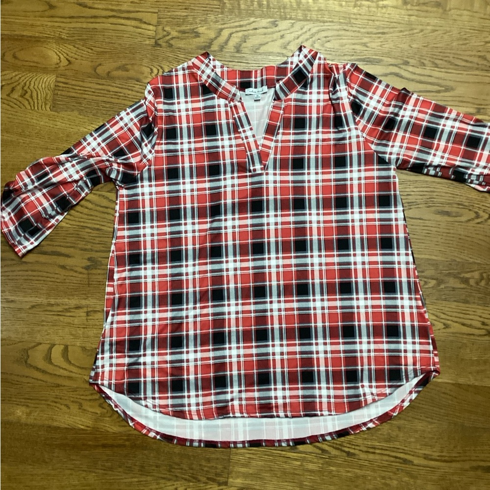 White Birch Roll Tab Skeeve top. Size XL. Red/black/white plaid